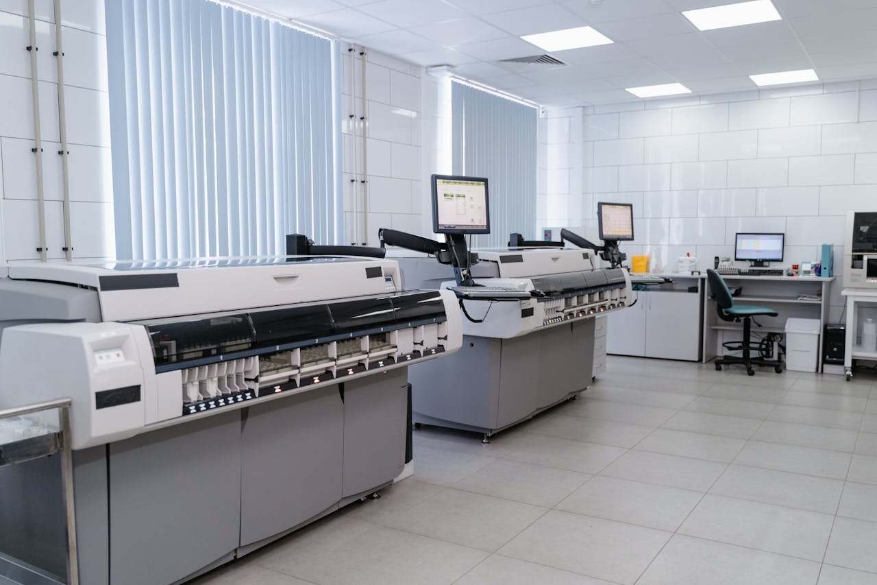 About Spacious modern laboratory featuring advanced printing equipment and workstations.